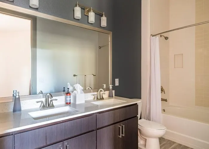 Modern 2br Cozysuites Town Waterfront! Apartment